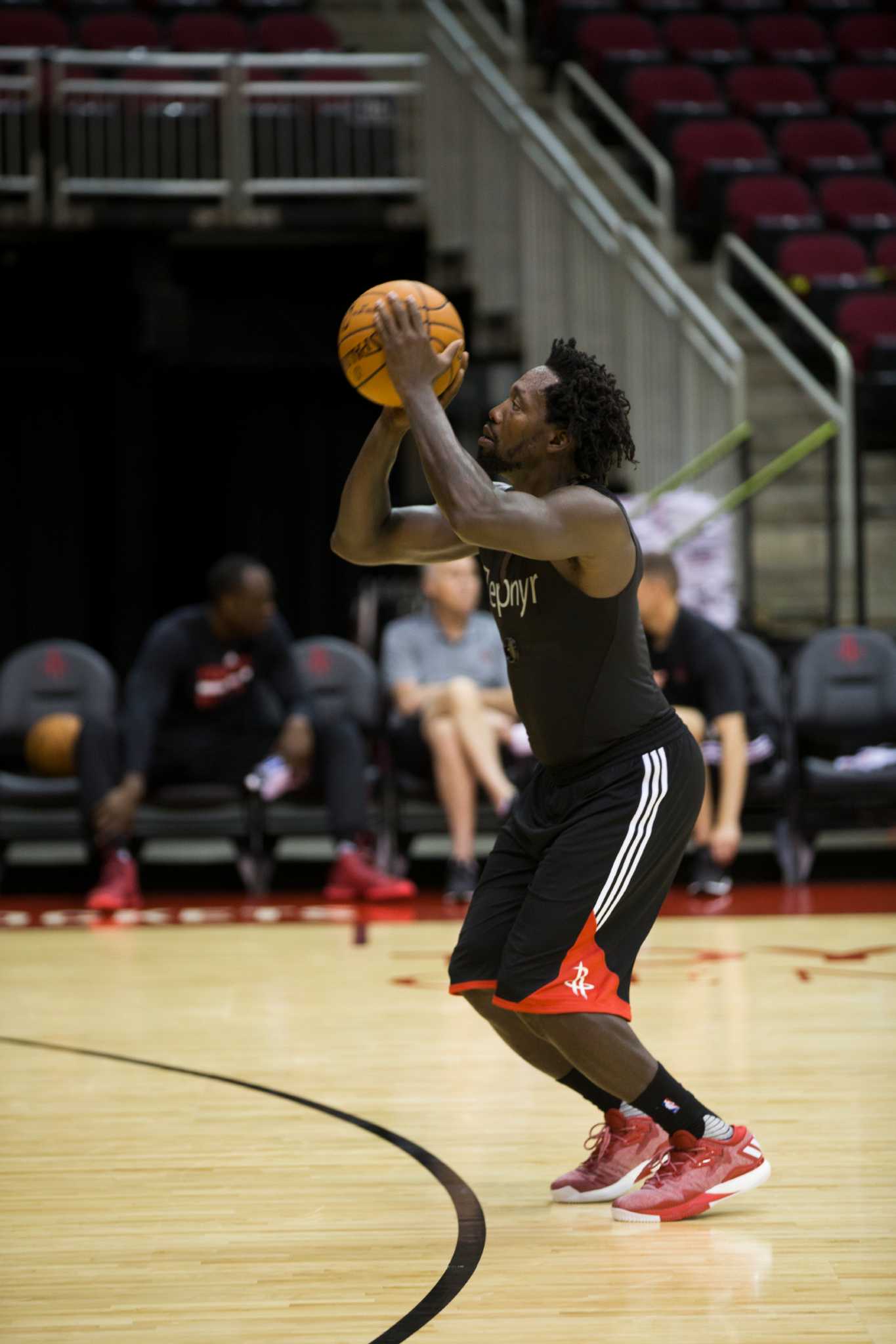 Rockets' Gary Payton II's famous dad stops by practice