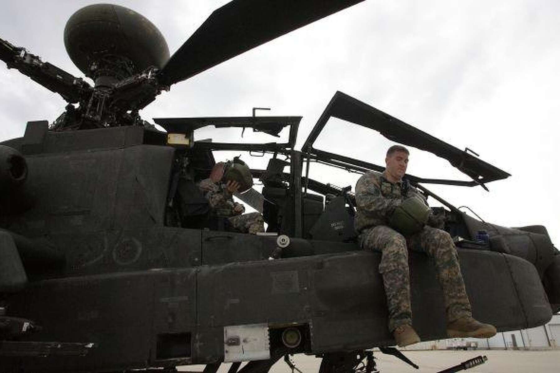 Army Reserve unit trains Apache pilots, mechanics