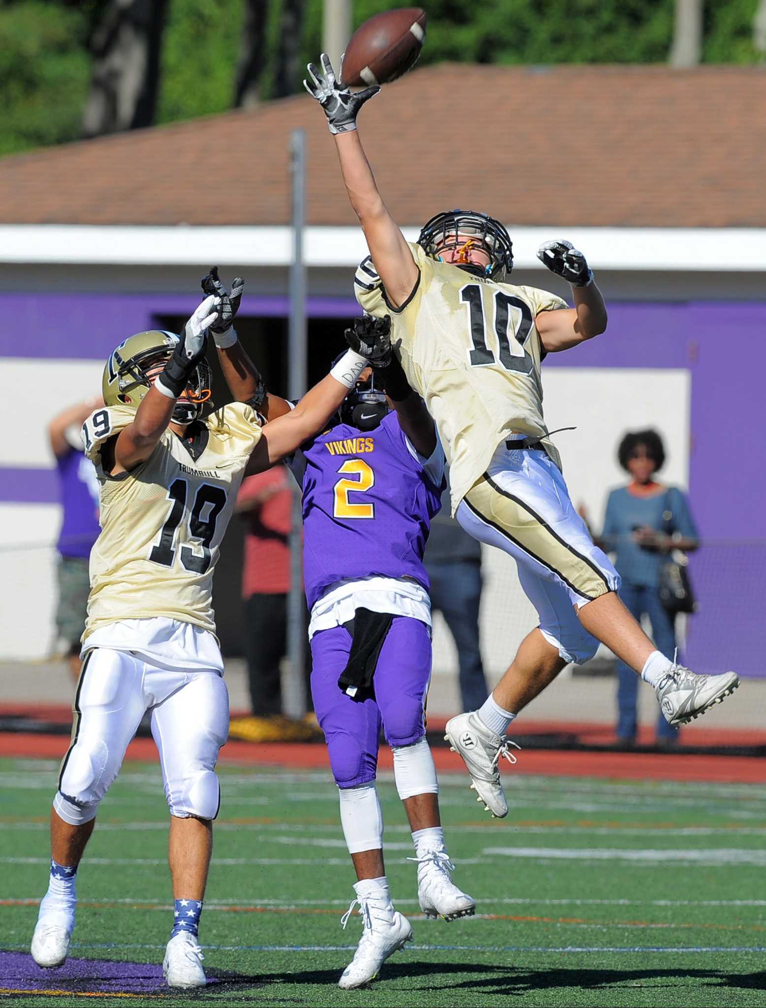 Running game, defense powers Greenwich football team past Stamford