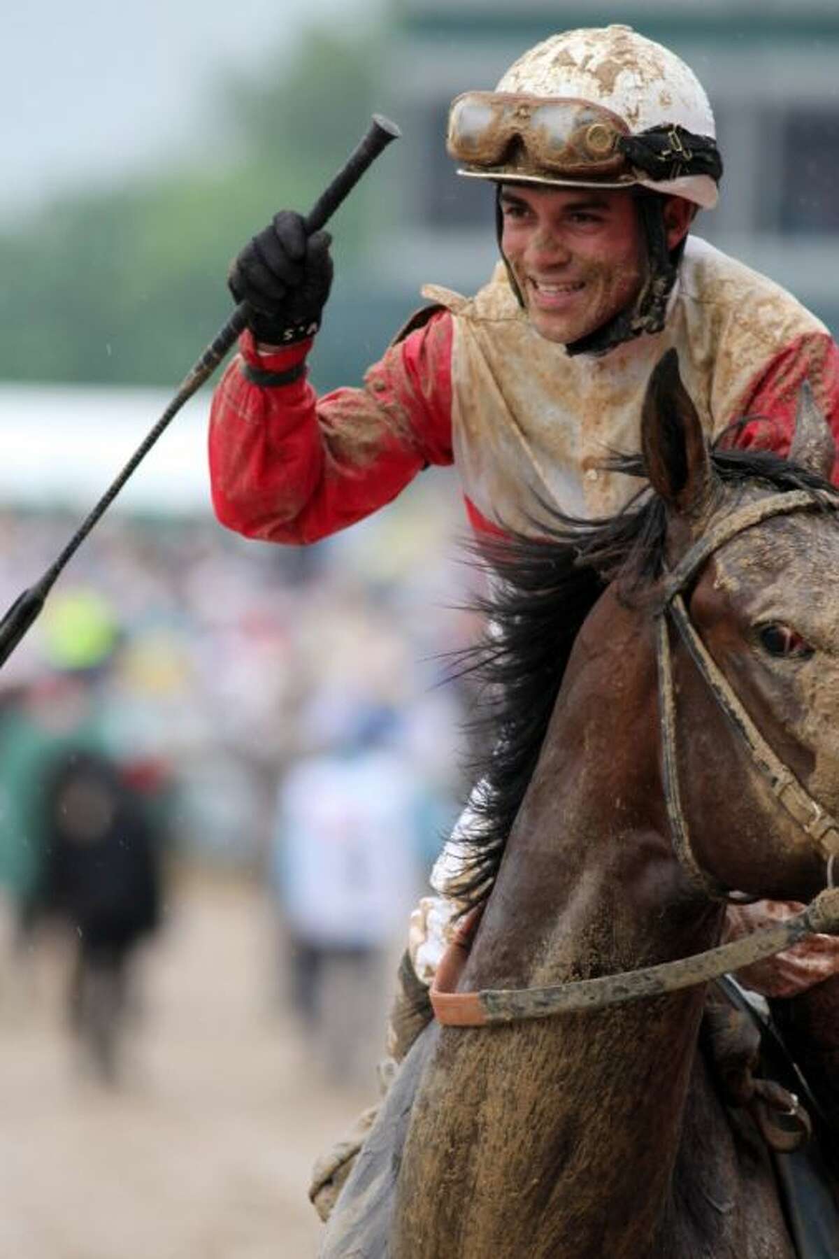 Orb comes from behind to win Kentucky Derby