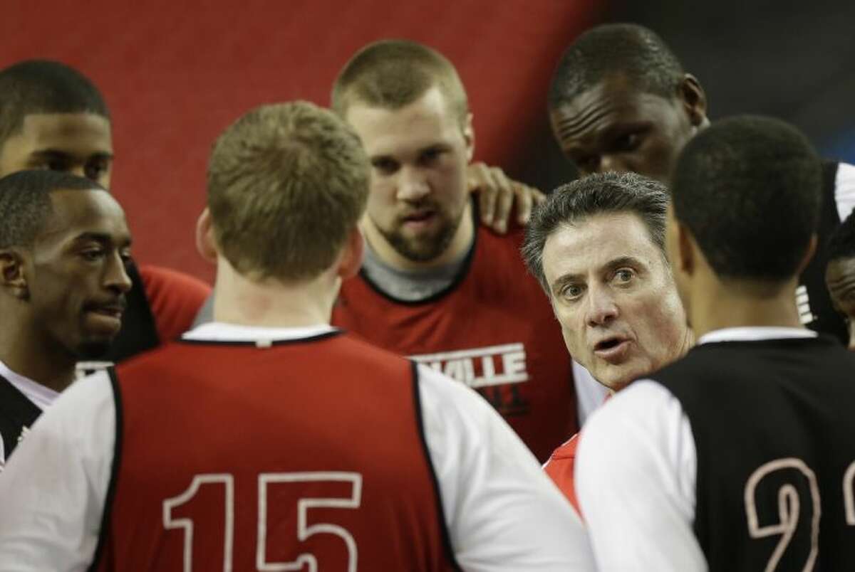 Louisville coach Rick Pitino chats with his players at Friday’s practice. The Cardinals face Wichita State tonight in the Final Four.