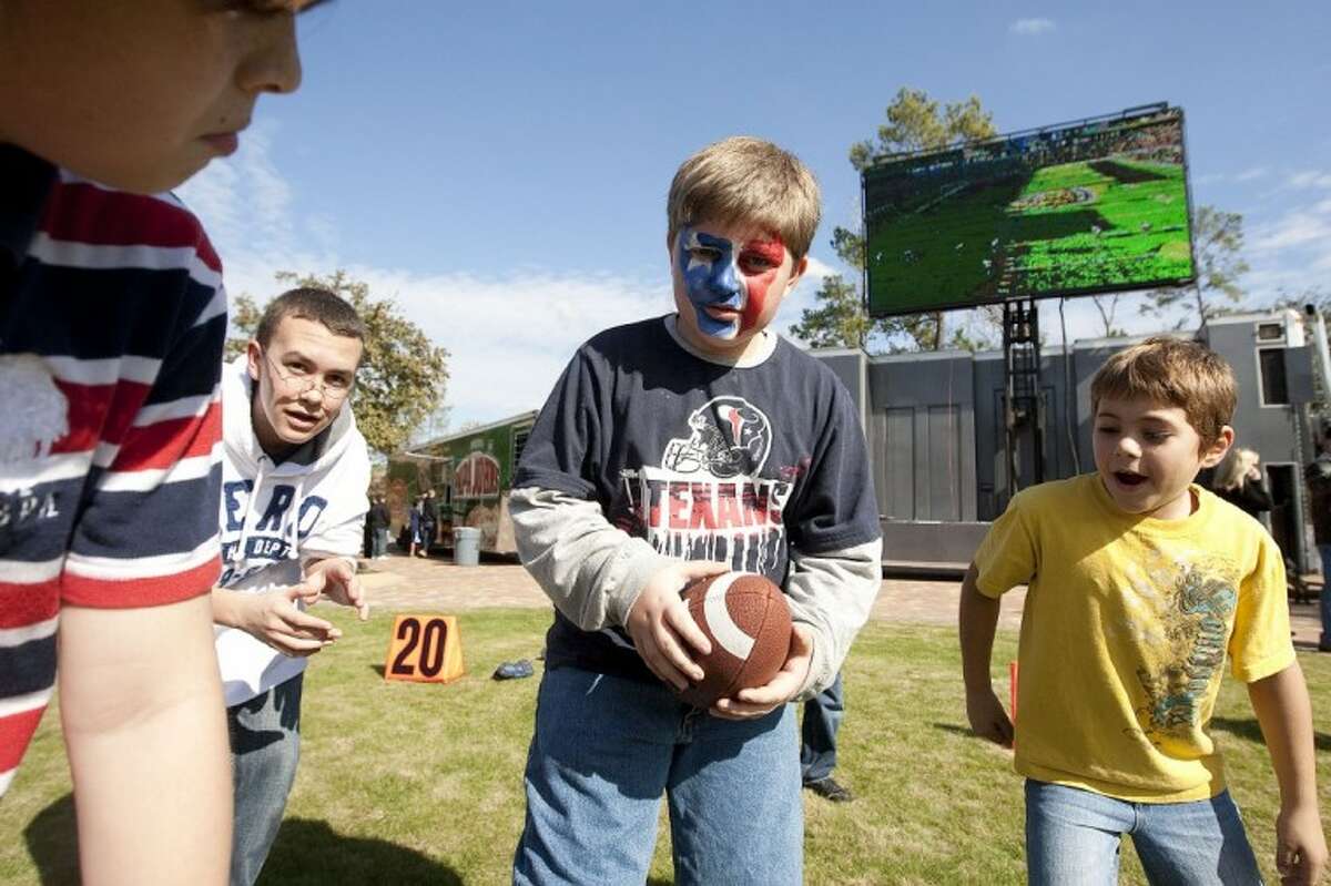 Texans tailgaters determined to have fun despite loss in home opener