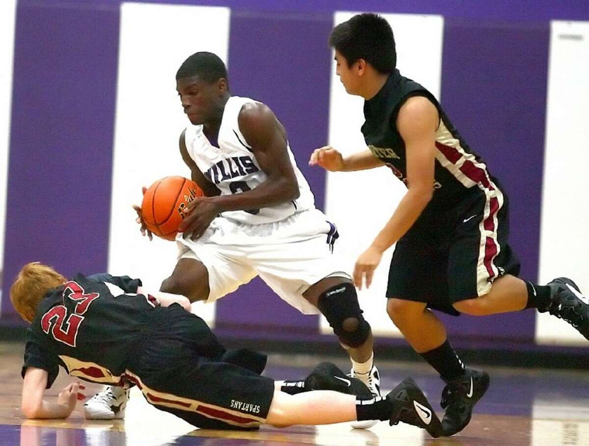 Willis’ Anthony Nixon steals the ball during the game against Porter Friday at Willis High School. See more photos online at www.yourconroenews.com/photos.