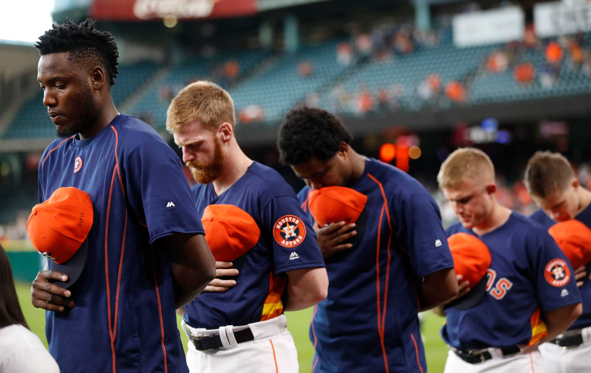 Gurriel puts Fernandez jersey in Astros dugout