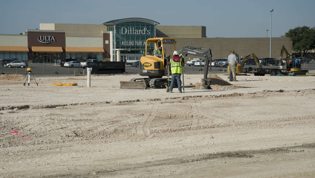 Construction continues Friday 07-01-16 outside Midland Park Mall for a new restaurant, Bubba's 33. Tim Fischer\Reporter-Telegram