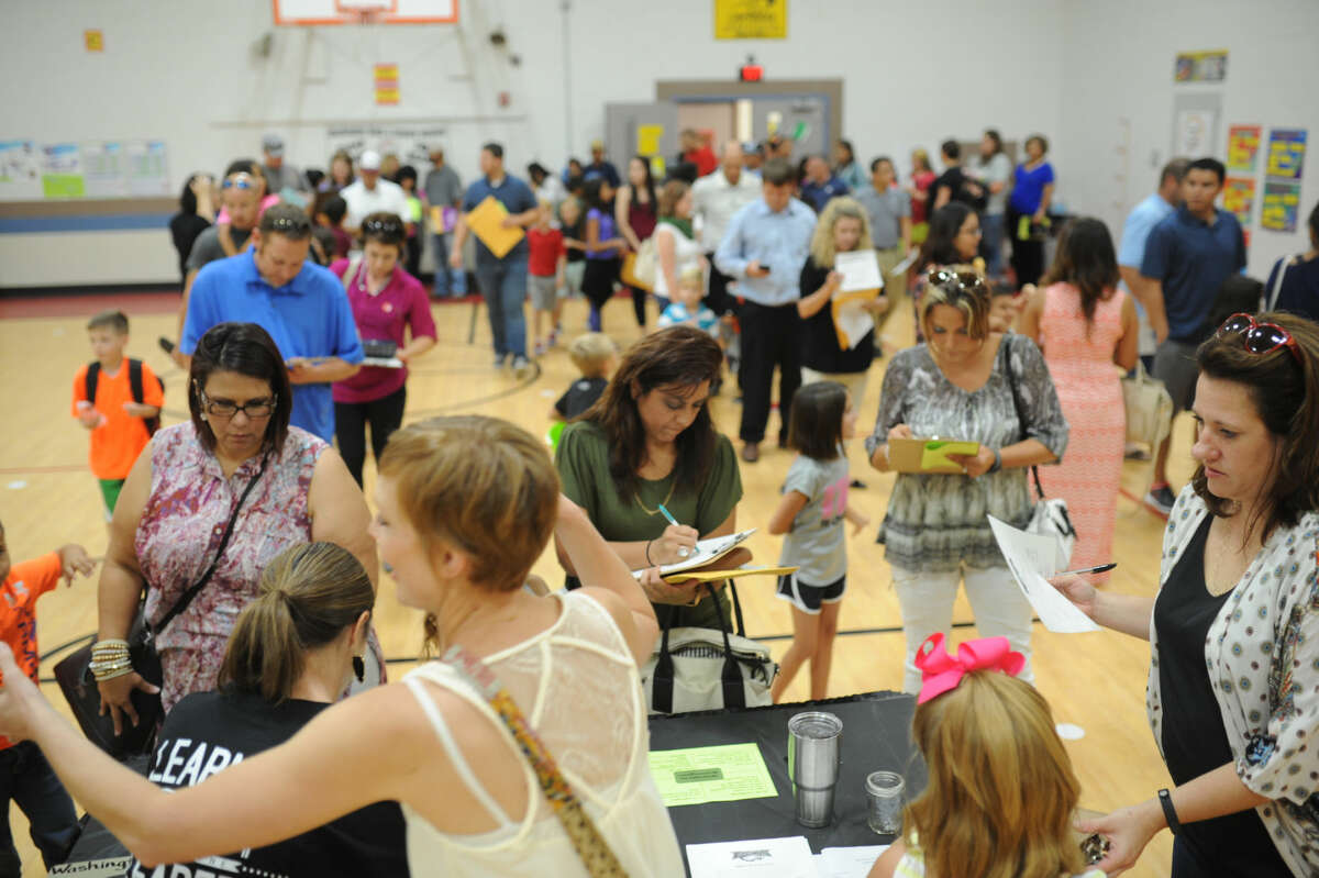 Parents sign up for the PTA during Meet The Teacher night at Washington Math and Science Institute, Thursday, Aug. 18, 2016. James Durbin/Reporter-Telegram