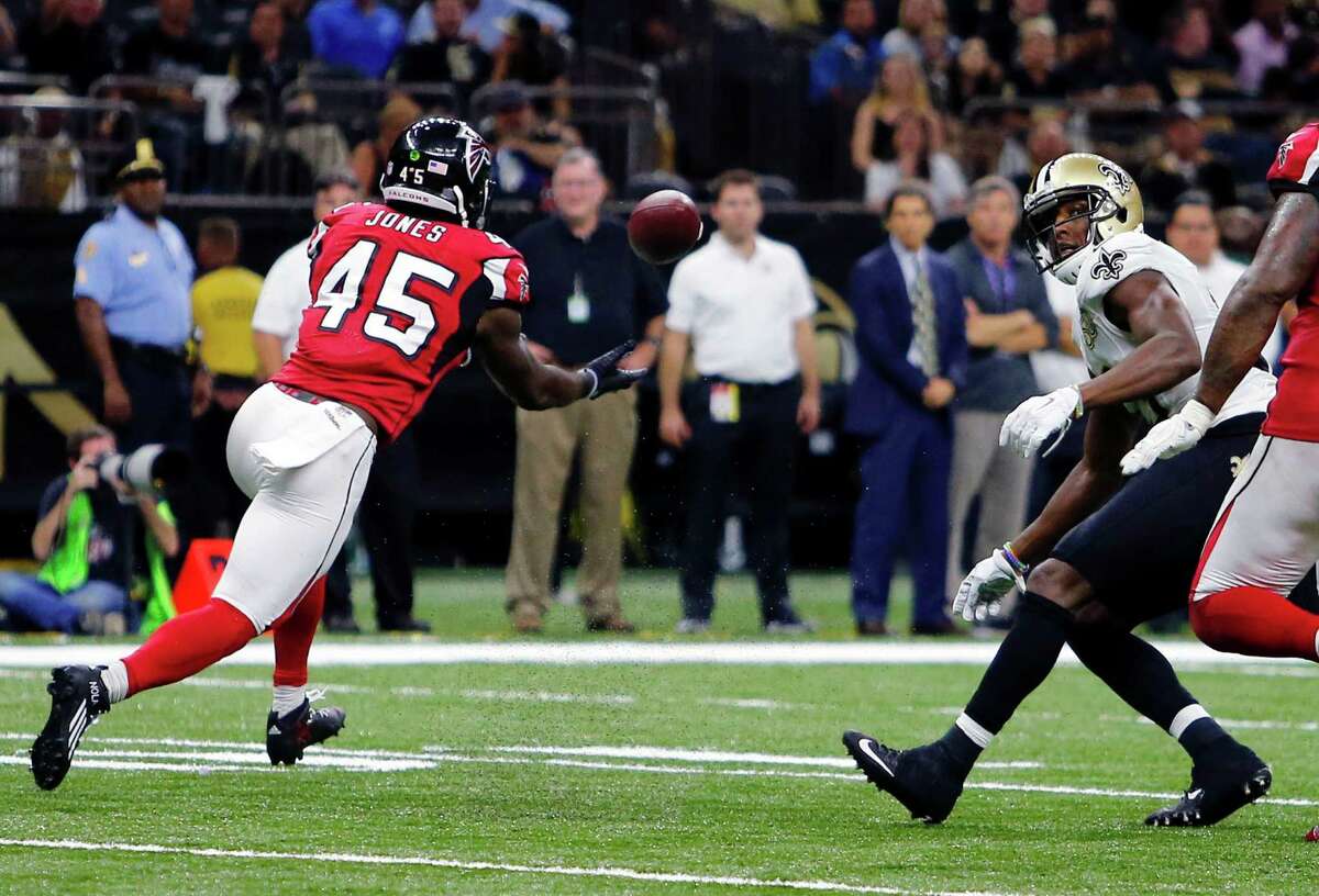 Atlanta Falcons linebacker Deion Jones (45) works against the