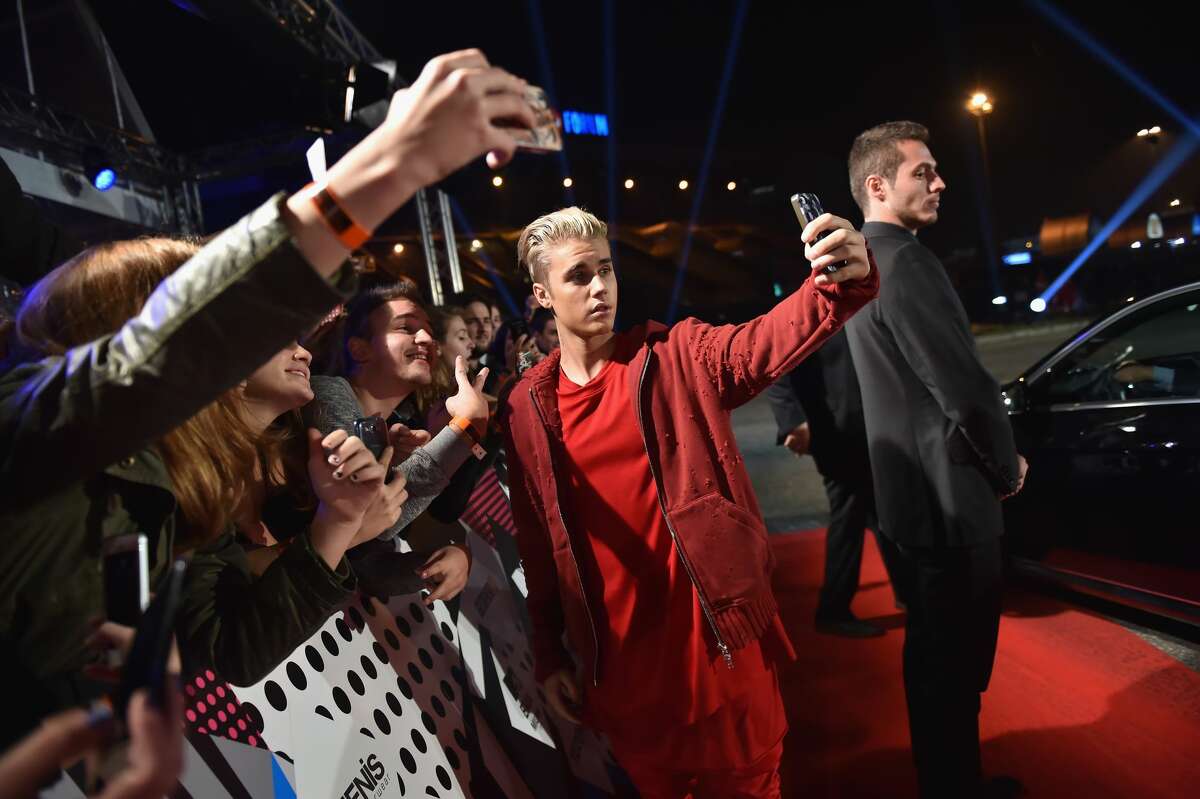 MILAN, ITALY - OCTOBER 25: (EXCLUSIVE COVERAGE) Justin Bieber takes a selfi with fans at the MTV EMA's 2015 at the Mediolanum Forum on October 25, 2015 in Milan, Italy. (Photo by Gareth Cattermole/MTV 2015/Getty Images for MTV)