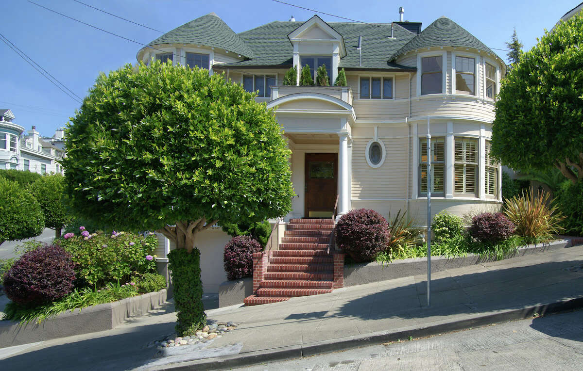 The iconic "Mrs. Doubtfire" house at 2640 Steiner St. sold for $4.15 million.