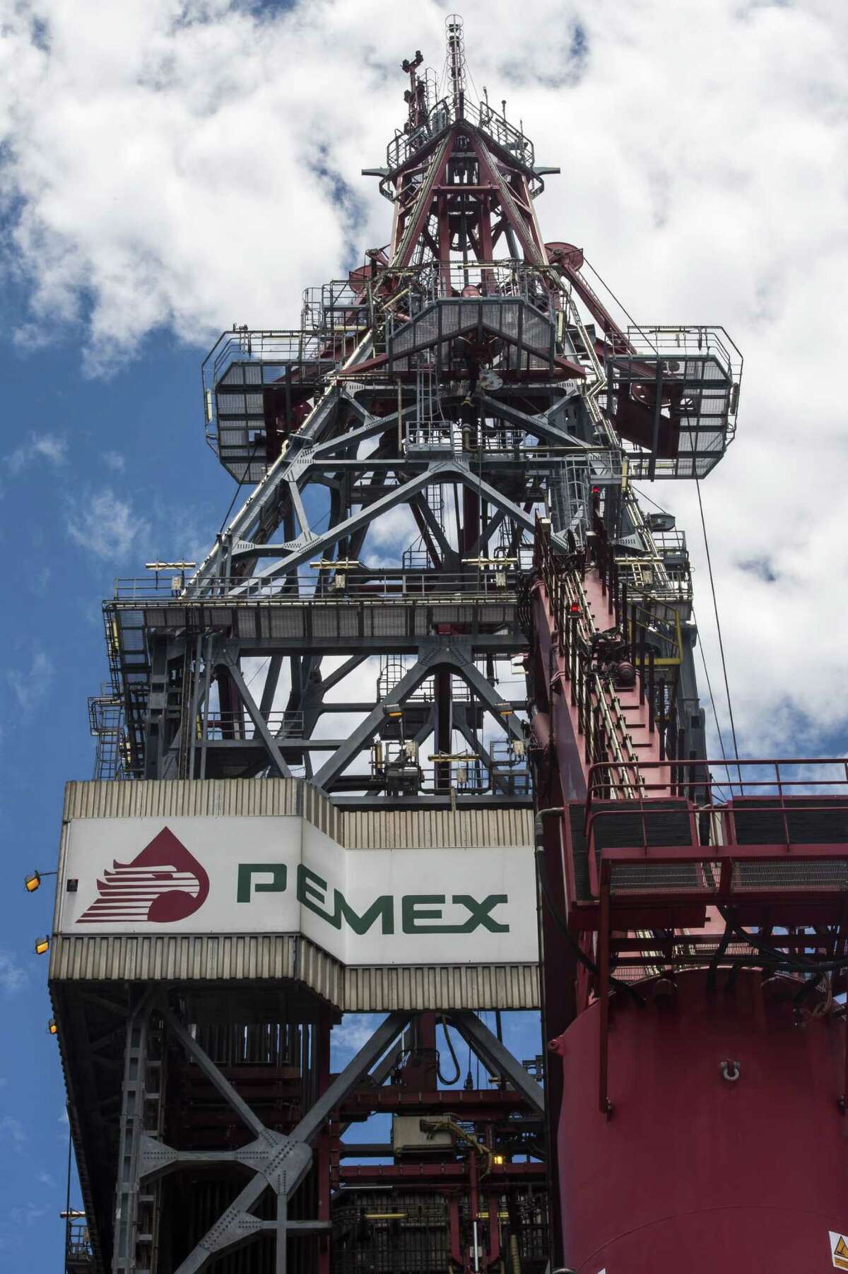 The drilling tower of La Muralla IV, an oil rig operated by the Mexican company Grupo R under contract with Pemex, Mexico’s state oil company. Private investors have been able to bid on Mexico’s oil resources since the government opened it up to bidding in 2014.