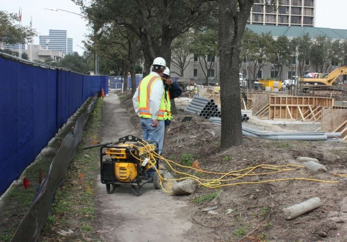 The Metro property, facing north from Hidalgo Street, is several feet deep at the corner, but narrows at an angle toward Post Oak before ending prior to the northern border of the tract.