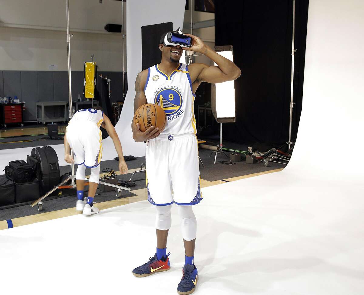 Warriors Showcase Vr With Andre Iguodala Bobblehead