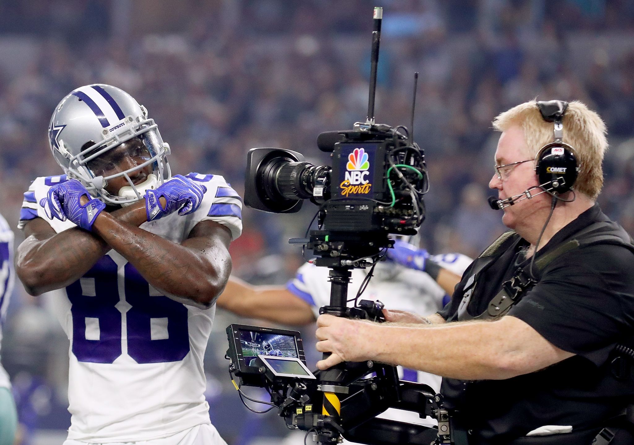 Dez Bryant has hairline knee fracture, outlook unclear for Dallas