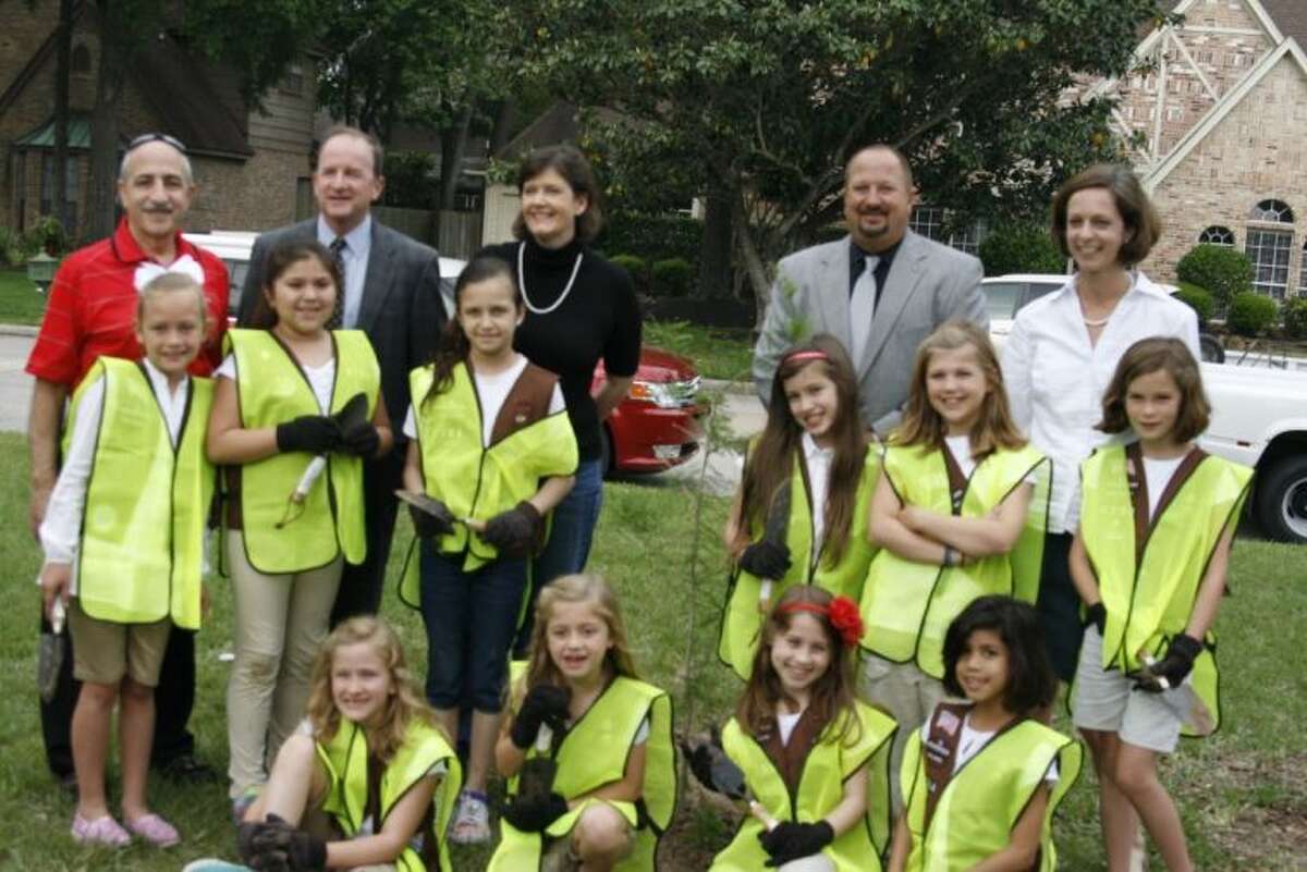 Deerwood Elementary celebrates Earth Week 2013 with planting new trees