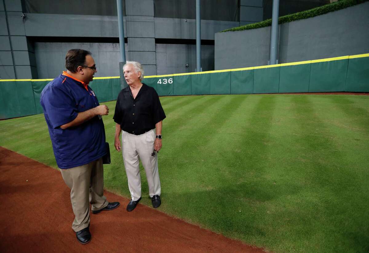 تال اسمیت (سمت راست) با مایک آکوستا در حالی که برای آخرین بار قبل از ساخت و ساز در آن پس از یک بازی MLB در Minute Maid Park، چهارشنبه، سپتامبر، برای آخرین بار از تپه تال بازدید کرد، گپ می زند.  28، 2016 در هیوستون.