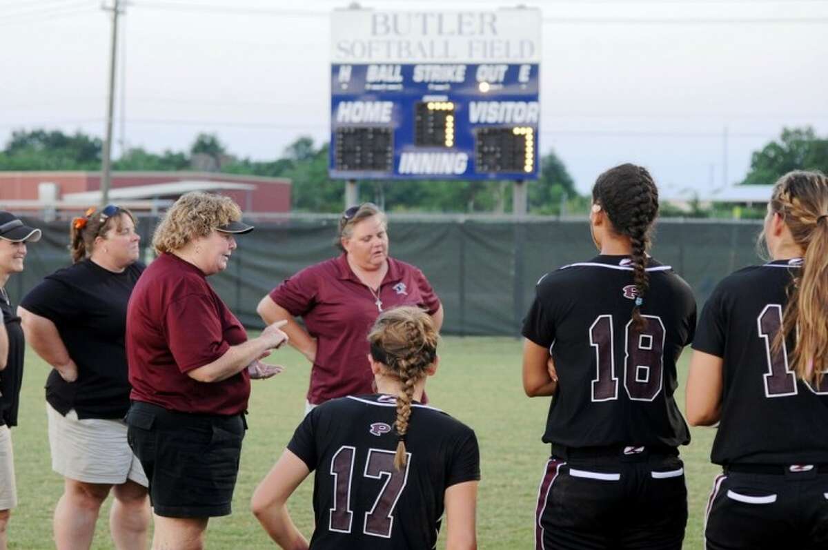 ONE MORE HURDLE: Pearland Softball Sweeps Bellaire; Deer Park Next