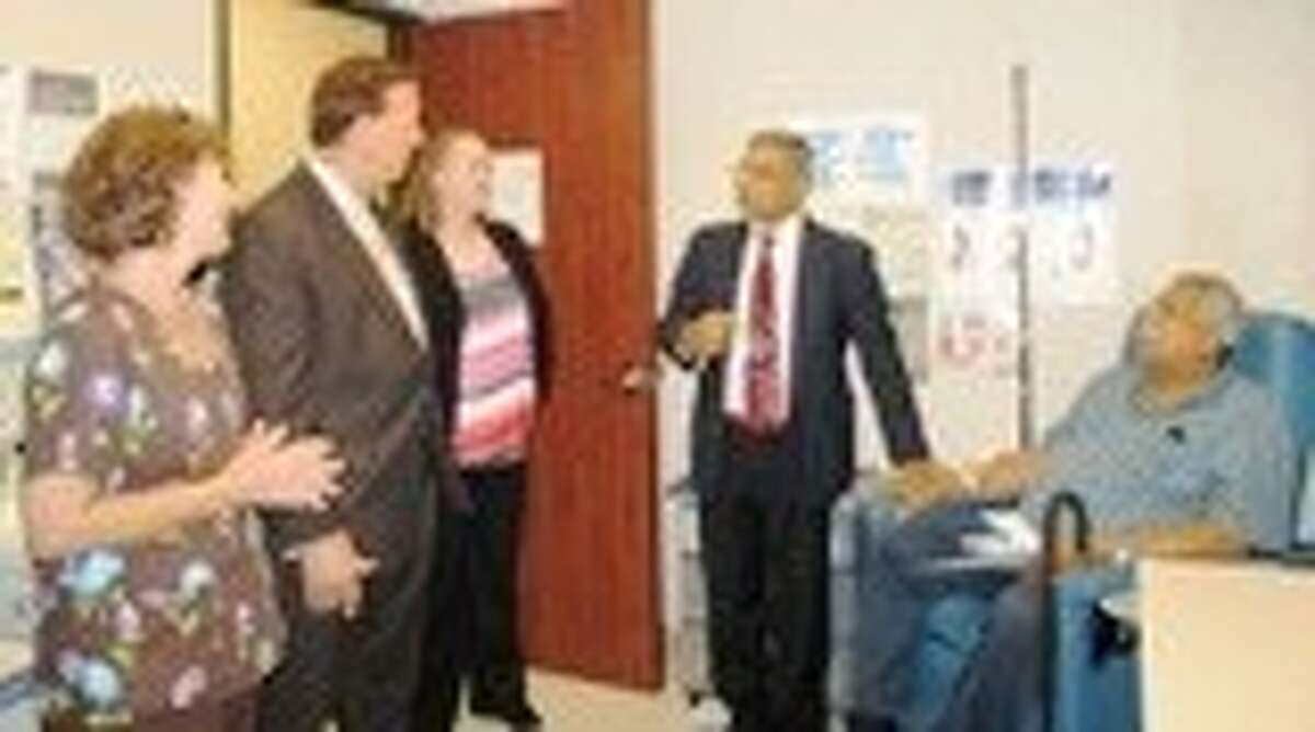 Weber visits South Shore DaVita Dialysis Center in support of Kidney Health  Awareness
