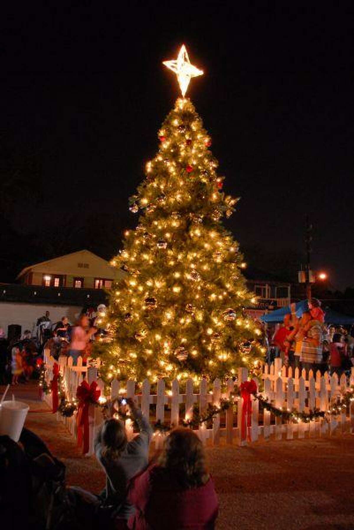 Home for the Holidays kicks off with tree lighting ceremony