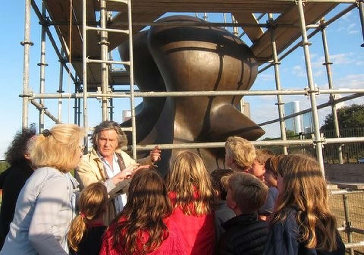 Bob Pringle discusses his work as a conservator with Mark Twain Elementary students who are participating in Houston Arts Foundation’s Adopt-a-Monument program.