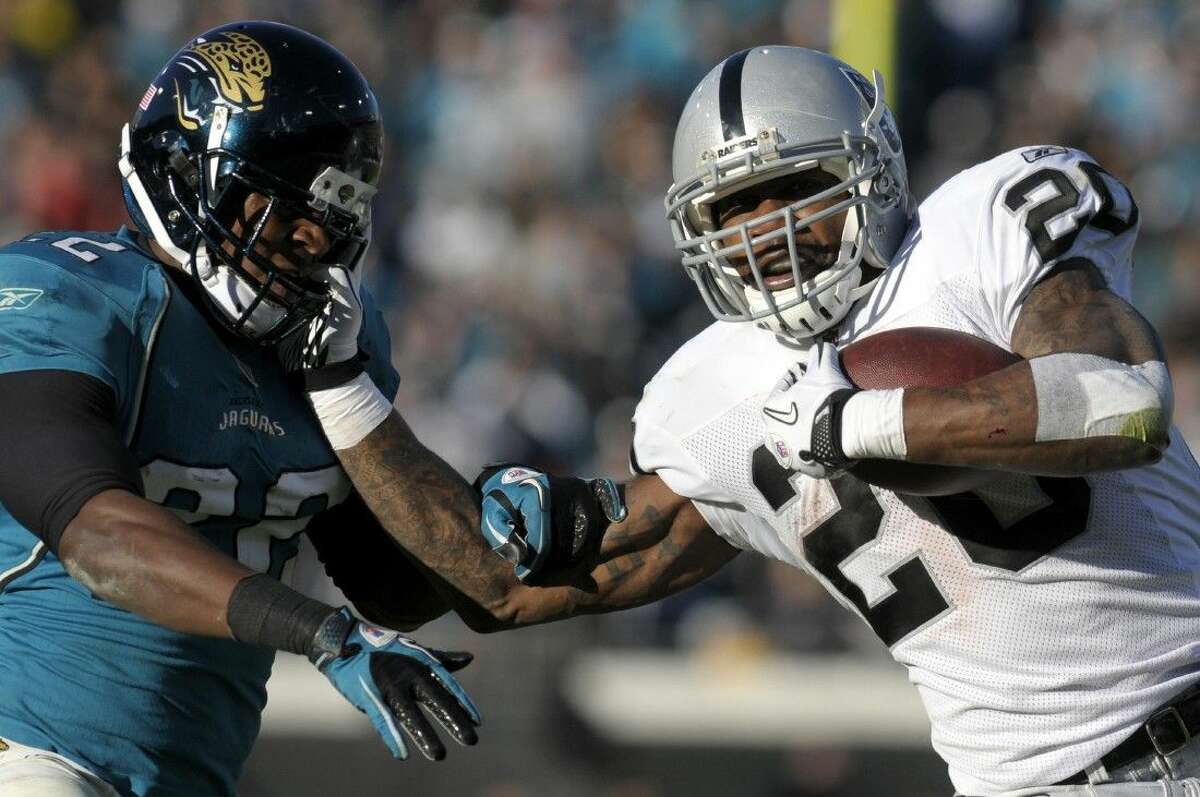 The Dallas Cowboys and running back Darren McFadden agreed on a contract Friday, a day after DeMarco Murray bolted for NFC East rival Philadelphia on a big contract.