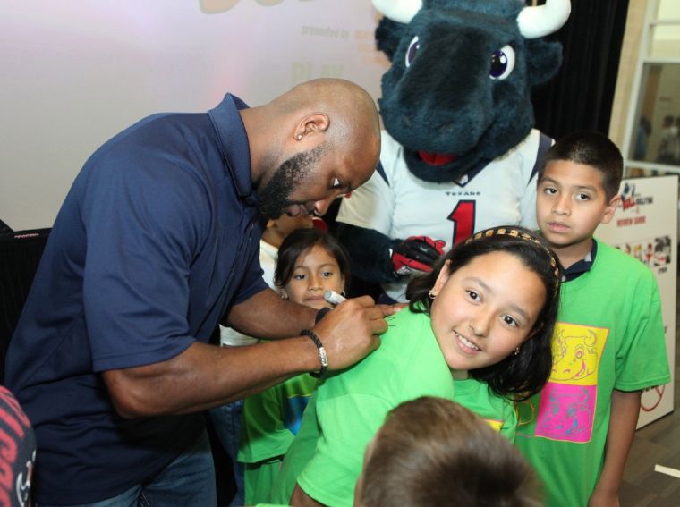 Texans mascot Toro battles bullying, Free