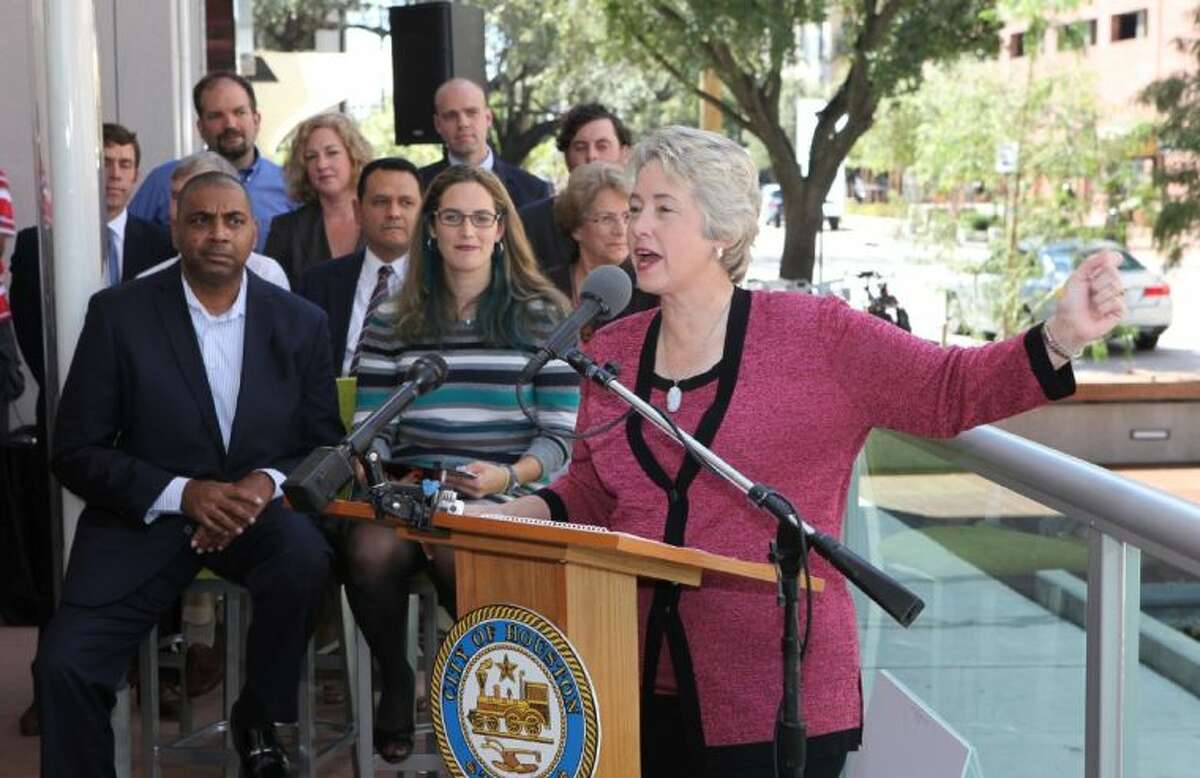 Houston Mayor Annise Parker joined Midtown leaders to celebrate silver certification by the Greenroads Foundation for its Bagby Street project and announce a draft executive order detailing a new Complete Streets policy for the city of Houston.
