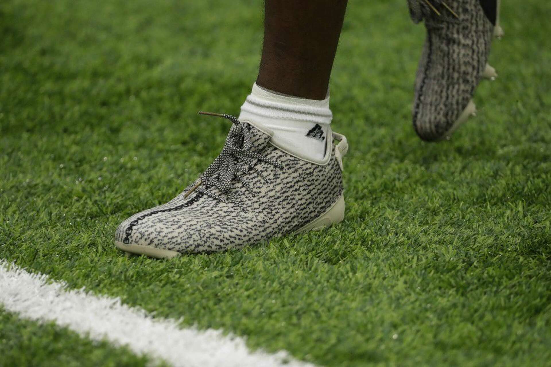 Deandre hopkins yeezy cleats hotsell