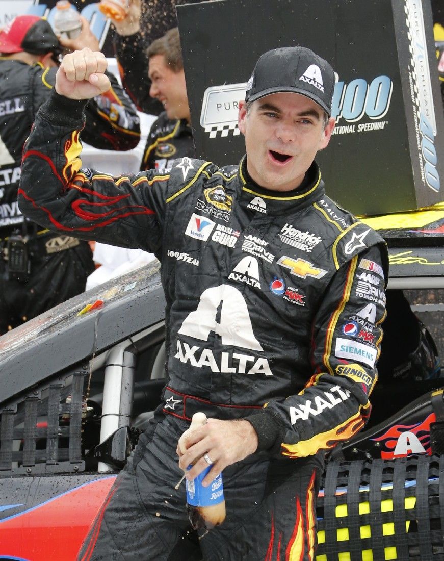 Gordon emerges as threat for NASCAR title