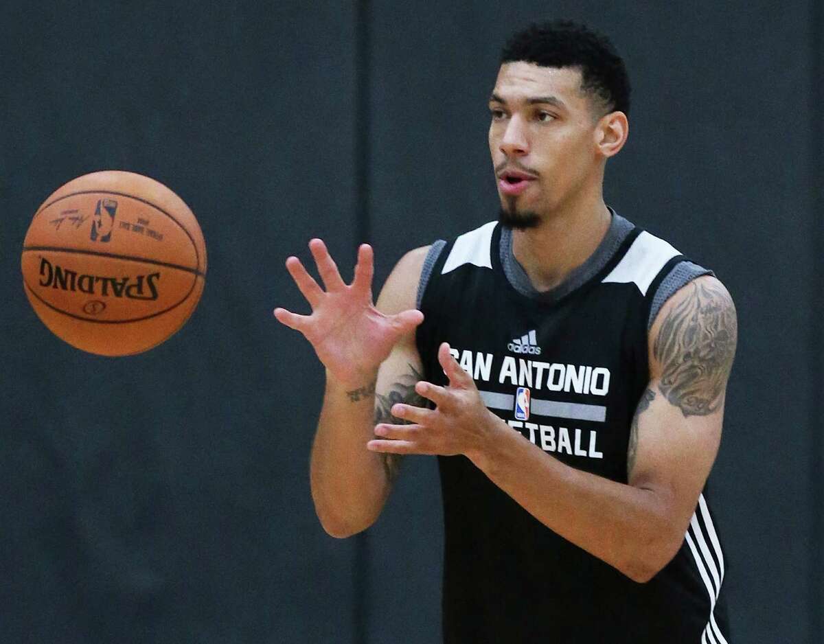 Danny Green takes passes at the 3-point line as the Spurs practice on Sept. 28, 2016.