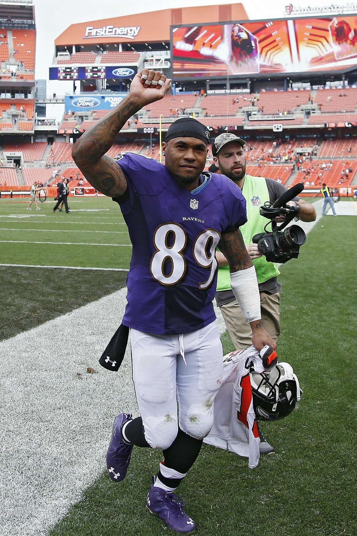 CLEVELAND, OH - SEPTEMBER 18: Steve Smith Sr. #89 of the Baltimore Ravens celebrates as he leaves the field after the game against the Cleveland Browns at FirstEnergy Stadium on September 18, 2016 in Cleveland, Ohio. The Ravens defeated the Browns 25-20. (Photo by Joe Robbins/Getty Images)
