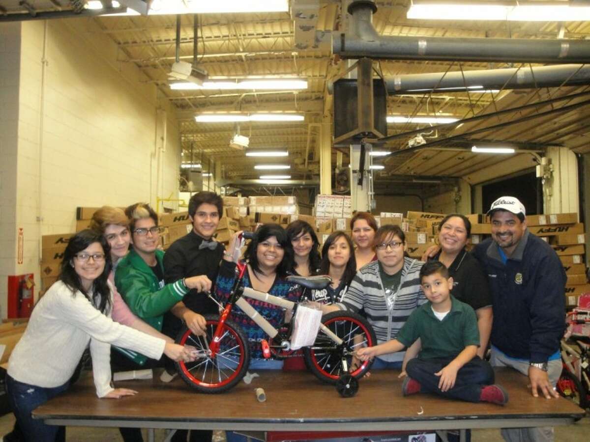 Pasadena youths volunteer for Smiles on Wheels