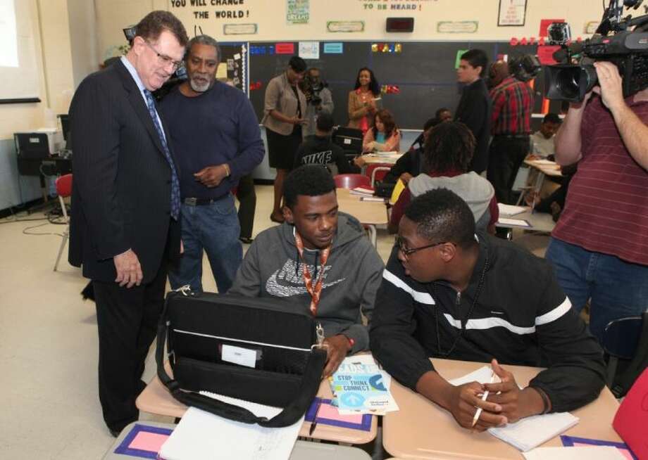 Hisd Students Powerup With New Laptops Houston Chronicle