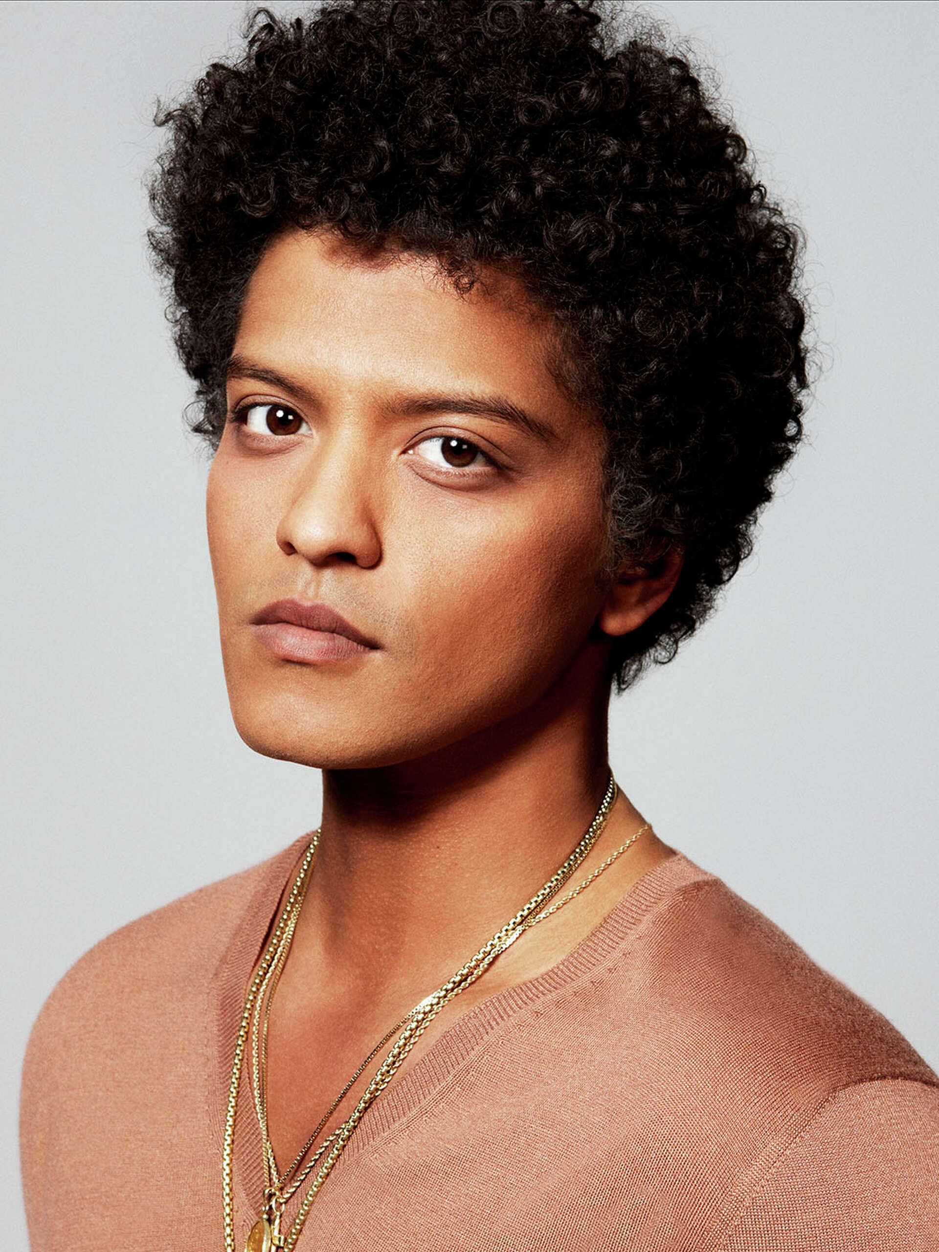 WATCH: Bruno Mars Sings with Young Fan on Ellen Show, image size:1920x2560