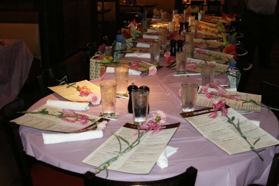 LongHorn Steakhouse provides lunch for mothers at FamilyTime’s shelter