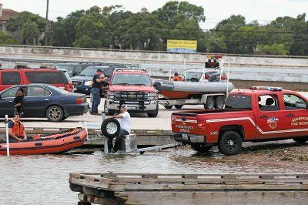 Boaters cling to hull after sailboat capsizes in Clear Lake