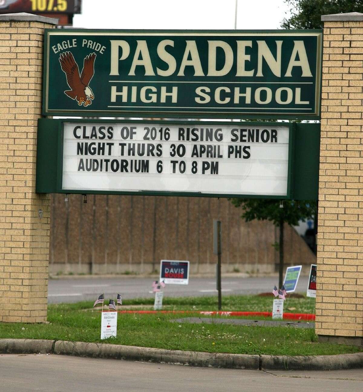 Pasadena student collapses, dies at hospital