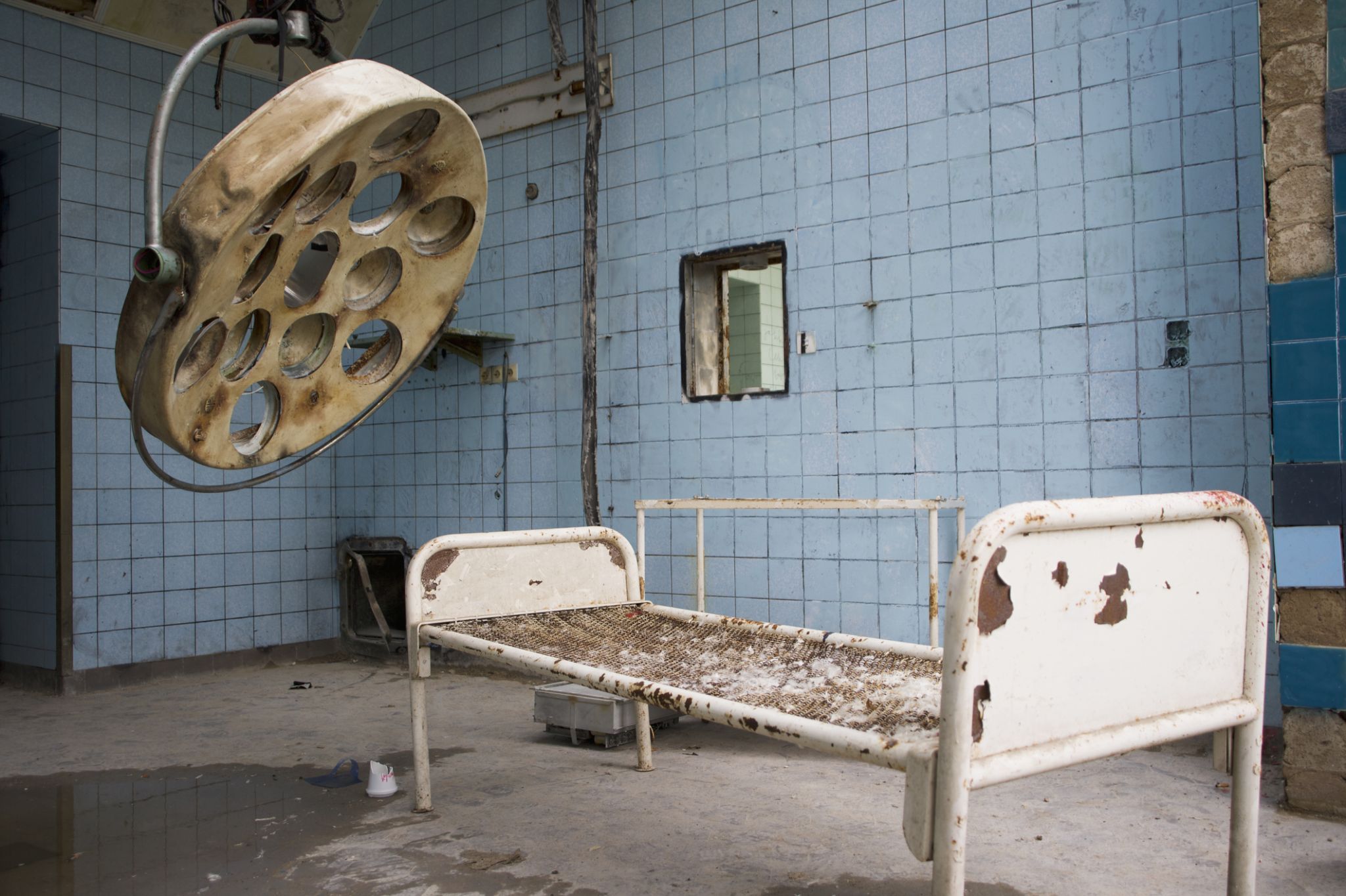 Haunting photos of an abandoned Nazi hospital, image size:2048x1365