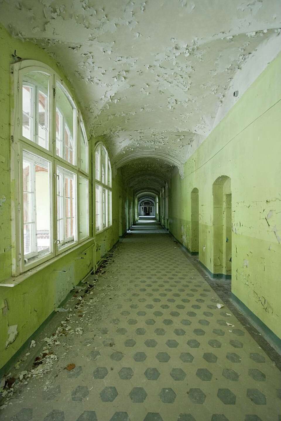 Haunting photos of an abandoned Nazi hospital, image size:960x1439