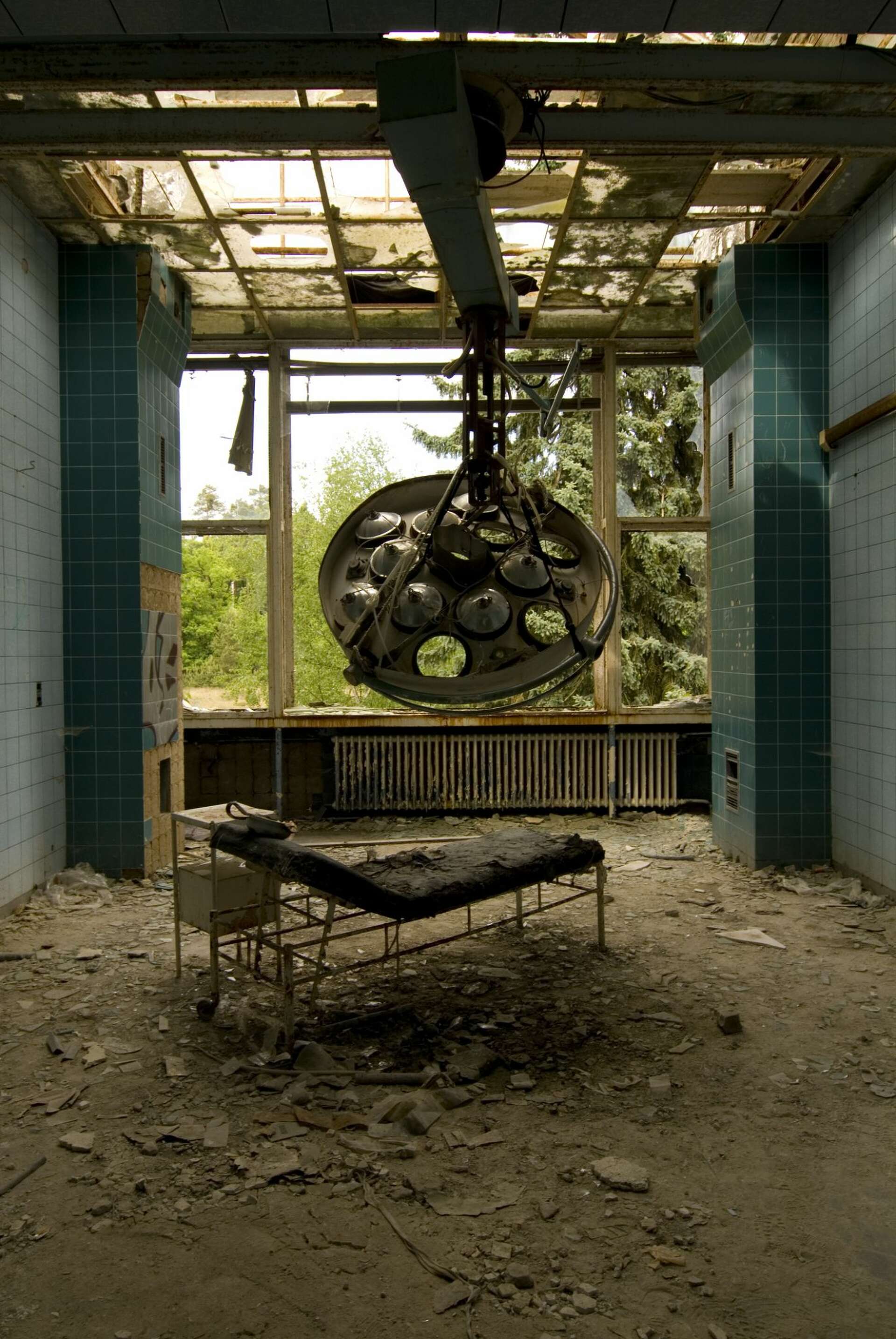 25 haunting photos of an abandoned Nazi hospital, image size:1920x2868