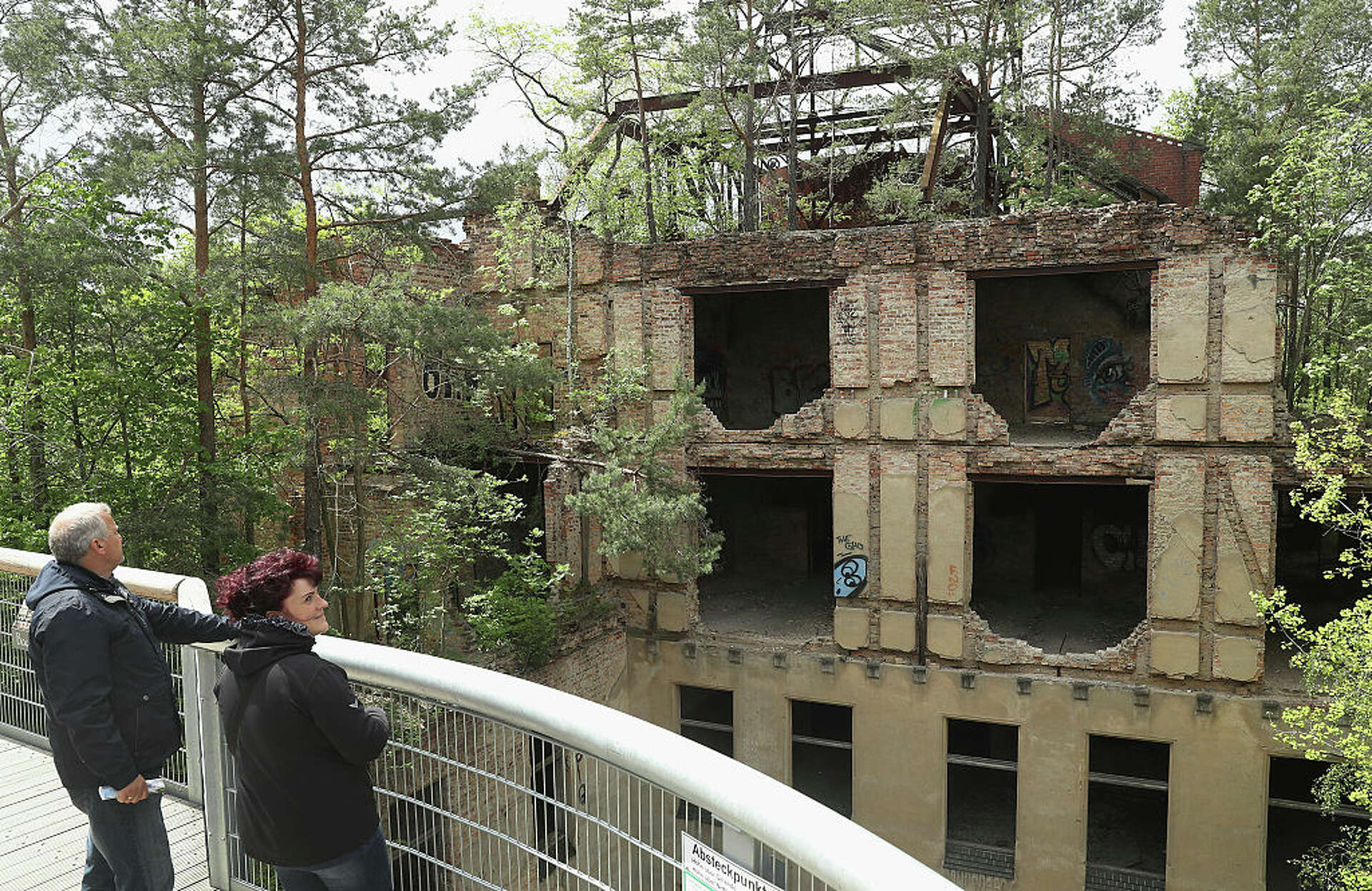 25 haunting photos of an abandoned Nazi hospital, image size:1920x1247