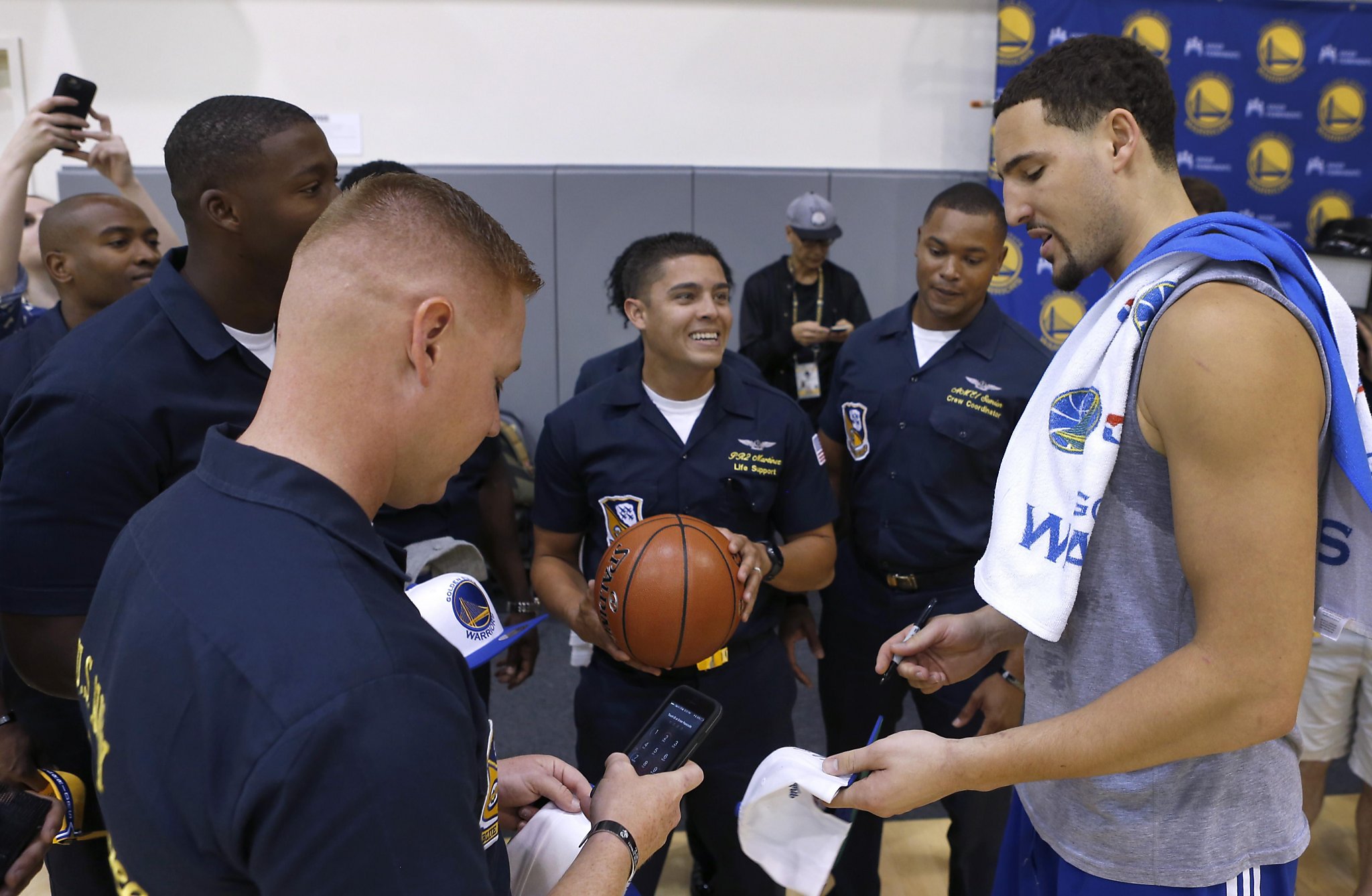 kevin durant signing autographs