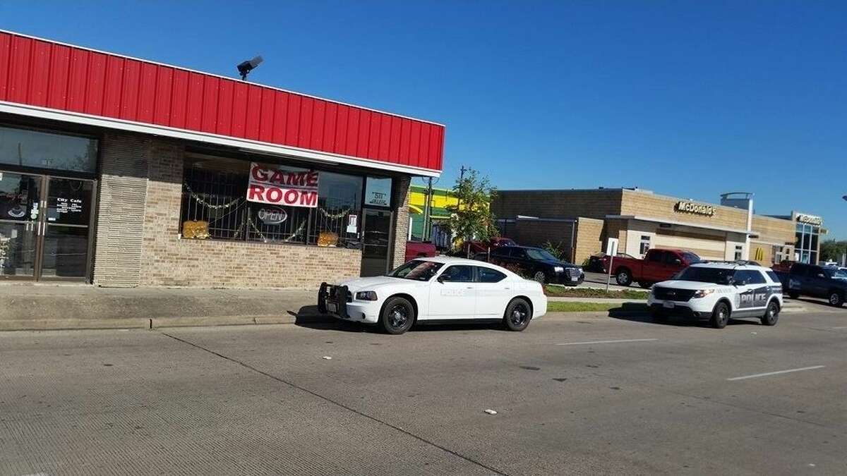 South Houston police look for game room robbery suspect