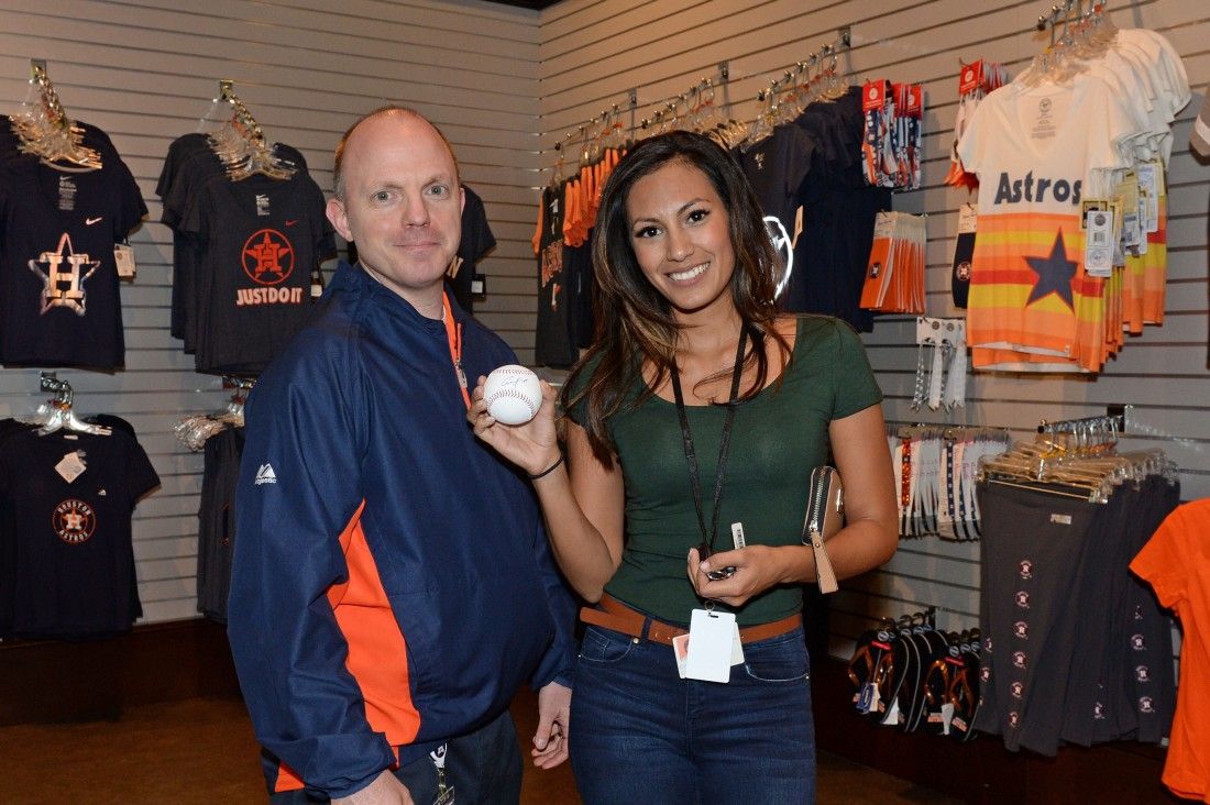 Astros fans flock to purchase playoff merchandise