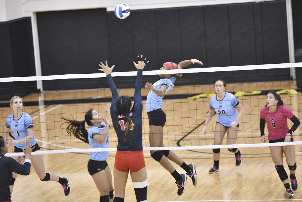 Volleyball Team Shuts Out Navarro In Round 1 At Regional Tourney