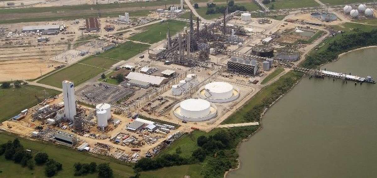 Linde installs gasifier vessel at La Porte complex