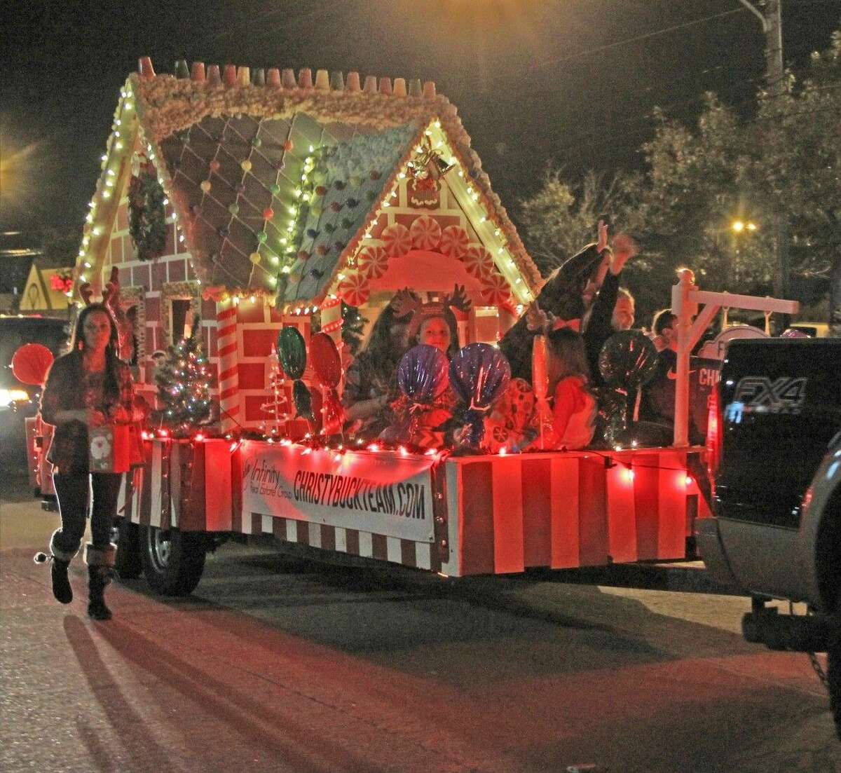 Pearland Christmas Parade Entertains Hundreds