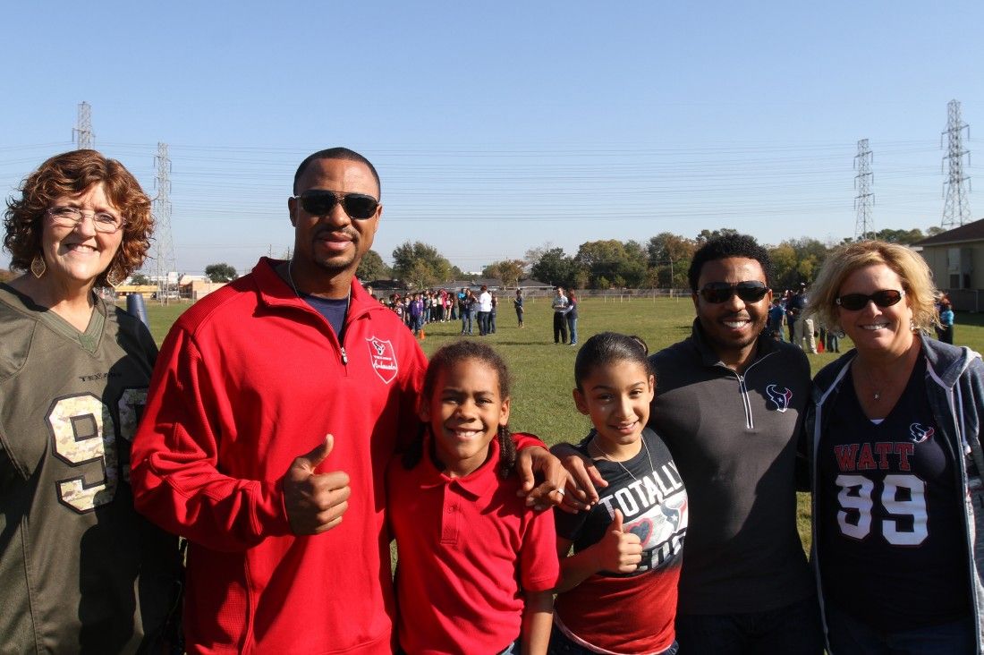 Former Houston Texans 'Play 60' at Stuchbery Elementary - Pasadena