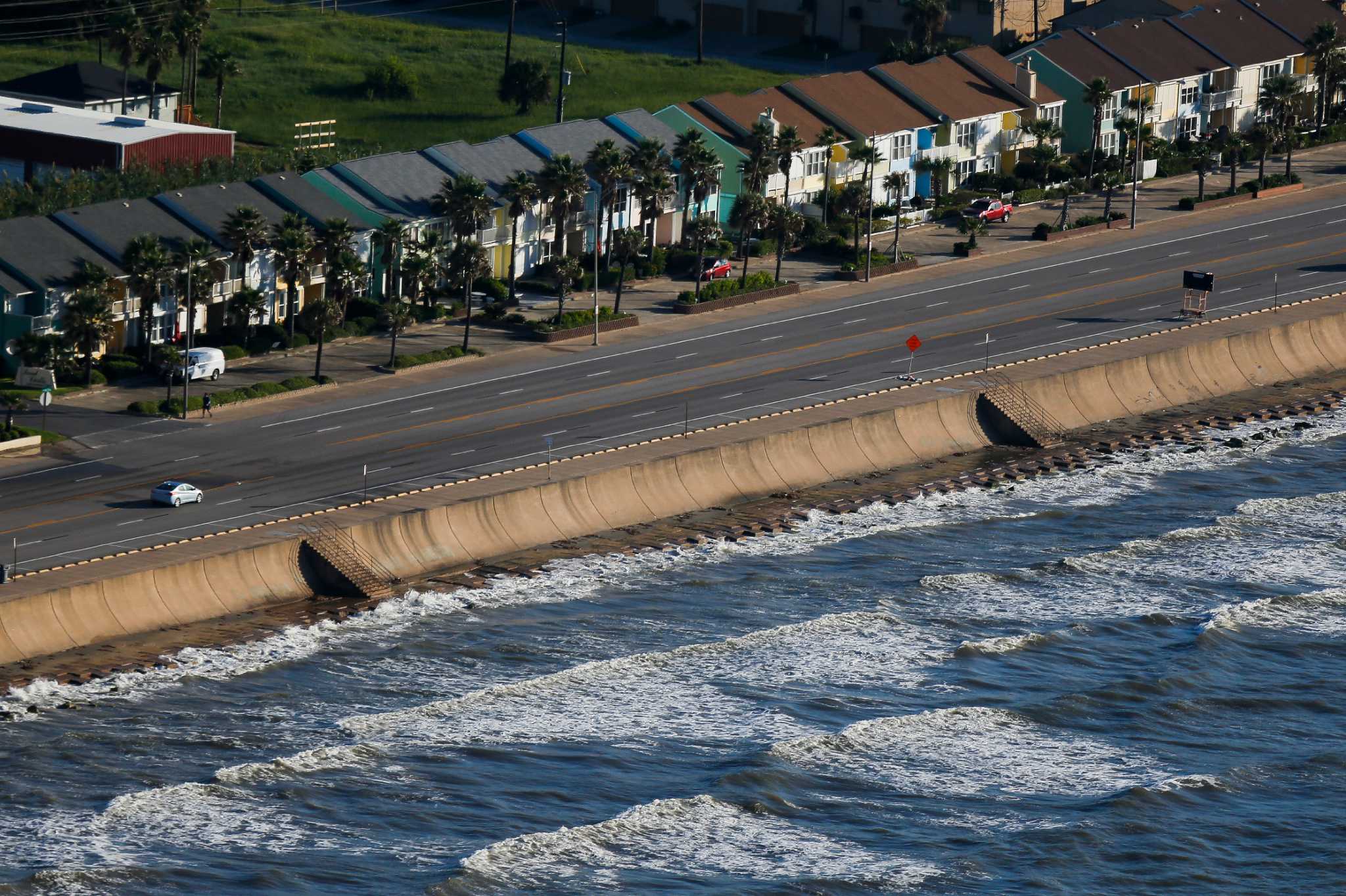 Galveston reduces Seawall speed limit to 35 mph - Houston Chronicle