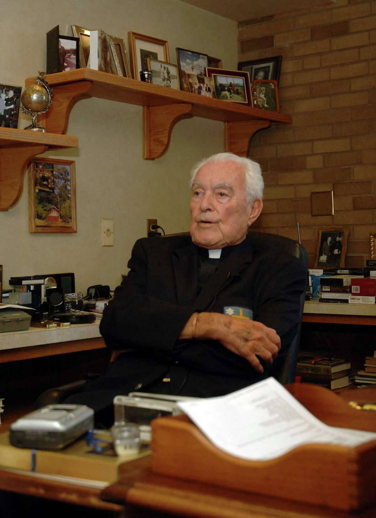 ** APN ADVANCE FOR SUNDAY, OCT. 28 **The Rev. Theodore Hesburgh, C.S.C, president emeritus of the University of Notre Dame, talks about his experiences over 90 years of life at his desk in the Hesburgh Library on the campus of the University of Notre Dame in South Bend, Ind., Monday, Sept. 24, 2007. (AP Photo/Joe Raymond) Ran on: 10-28-2007 The Rev. Theodore Hesburgh spent 35 years leading the University of Notre Dame, traveling the world serving presidents and popes.