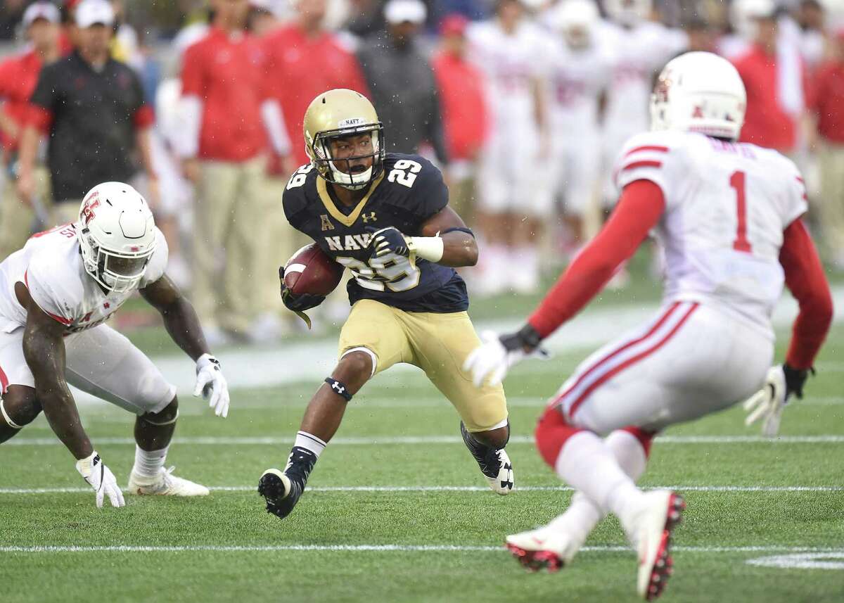 ANNAPOLIS, MD - OCTOBER 08: Darryl Bonner #29 of the Navy Midshipmen runs down field with the ball in the first quarter during a football game against the Houston Cougars at Navy-Marines Memorial Stadium on October 8, 2016 in Annapolis, Maryland.